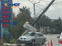 В Анапе столб ЛЭП рухнул после ДТП на улице Солдатских матерей