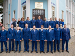 Коллектив Анапской прокуратуры с 300-летием ведомства поздравил глава курорта