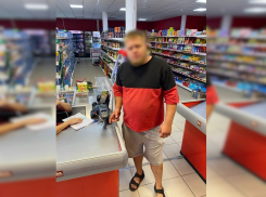 В Сукко под Анапой местный житель совершал покупки с чужой карты – его задержали полицейские