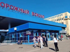 У вокзала Анапы начали наводить порядок: обочины подсыпали, мусор вывозят, поле выкосить ещё предстоит