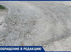 В Супсехе под Анапой рабочие отсыпали дорогу щебнем наполовину и уехали: жители недовольны