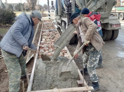 В Цибанобалке под Анапой общественные активисты за свои деньги строят тротуар