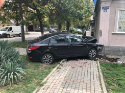 В Анапе иномарка влетела в жилой дом, чудом не пострадали пешеходы
