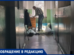 «Человек войну прошел, а места ему в жизни нет»: бездомный мужчина живет прямо у дверей жилых квартир