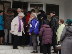 В Анапе на Пионерском проспекте образовалась длинная очередь из желающих проголосовать