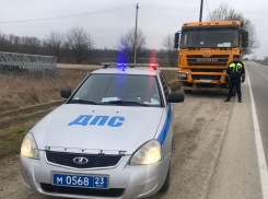 В Анапе водитель самосвала выехал на встречку и был пойман полицейскими