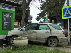 В Анапе водитель «Лексуса» въехал в закусочную на автомобиле