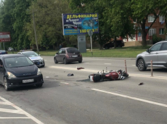 Только что! На улице Ленина в Анапе в ДТП разбился мотоциклист (Видео)