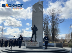 «Отдавшим жизни за други своя»: в Анапе торжественно открыли мемориал в честь анапских Героев СВО