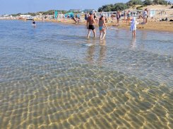 «Сводит с ума»: туристы в восторге от чистейшей воды в Чёрном море