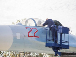 Необычный мужчина поселился в самолёте, расположенном в парке военной техники в Анапе