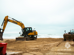 Не просто завоз песка: сегодня на Пионерском проспекте в Анапе укладывают плиты для техники — как идёт восстановление пляжей?
