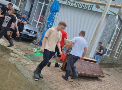 В Анапе на Пионерском проспекте волонтеры помогают выносить испорченную мебель