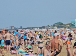 На пляже все и даже местные: обстановка на анапском побережье