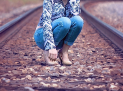 В 35 километрах от Анапы поезд насмерть сбил сидящую на рельсах женщину