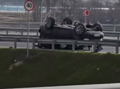 Машину отбросило и перевернуло — жесткое ДТП у Пятихаток попало на видео