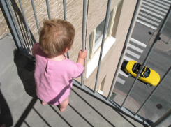 Анапчане спорят, кто виновен в гибели маленькой девочки, упавшей с 8 этажа