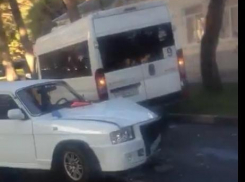 В Анапе маршрутка врезалась в «Волгу»