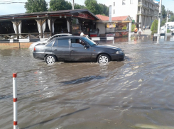 Набережная в Витязево под Анапой ушла под воду из-за ливня