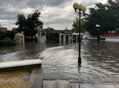 Анапу затопило - вода уже в квартирах и почти на всех улицах: жалуются жители