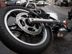 В Витязево под Анапой мопед залетел под колеса «Шевроле»