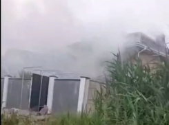 В хуторе Красный под Анапой горит дом