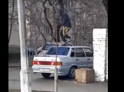Анапчане обсуждают поступок хулигана, исполнившего танец на крыше автомобиля