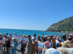Анапчане и туристы митингуют против перекрытия пляжа в Сукко