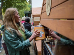 Анапчан просят подарить книги уличной библиотеке