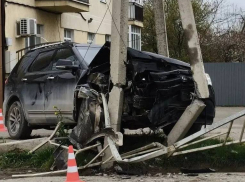 Авария с иномаркой повредила ЛЭП в пригороде Анапы