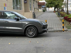 В Анапе водитель Porsche перекрыл выезд со двора и был найден полицией