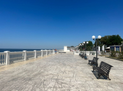 Как в парилке: гостей и жителей курорта спасает только море