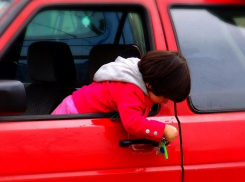 В Юровке под Анапой трёхлетний малыш выпал из микроавтобуса