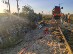 Водитель грузовика погиб после столкновения с локомотивом под Анапой
