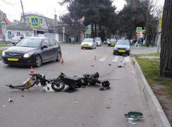 Появилось видео с места ДТП в Анапе. Скутерист доставлен в травматологию