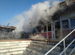 Крупный пожар недалеко от Анапы: горели торговые роллеты