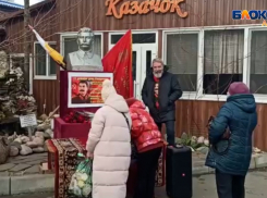 Сегодня, 21 декабря, в Анапе на фермерском рынке отпраздновали день рождения Сталина