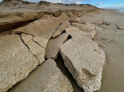 В Благовещенской под Анапой мощный шторм смыл пляж (видео)