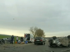 Жёсткая авария под Анапой: на трассе столкнулись два «бумера»