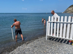 «Самовольный захват пляжа»: забор «уходит» прямо в море