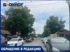 «Раньше сразу эвакуировали»: анапчанка о хаотичной парковке на улице Гребенской