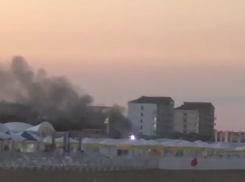 12 человек эвакуировали в Анапе по причине пожара рядом с пляжем