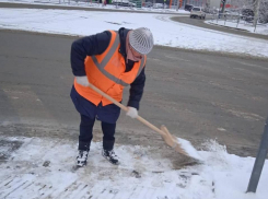 В Анапе продолжают бороться с гололедицей на дорогах 