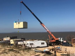 На Бугазской косе под Анапой сносят 57 пляжных самостроев