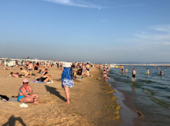Отдыхающие начали заполнять пляжи в Анапе