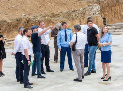 Василий Швец потребовал ускорить строительство соцобъектов в Анапе