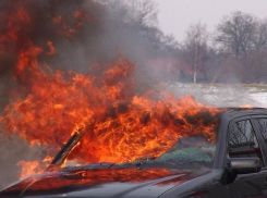 В Анапе возле «Красной площади» полностью сгорел автомобиль 