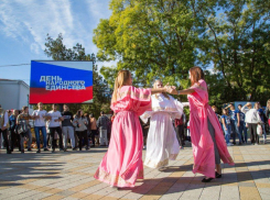 Вениамин Кондратьев и Василий Швец поздравили анапчан с Днём народного единства