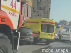 В Анапе во время пожара из многоэтажки эвакуировали 18 человек, двоих увезла «скорая»