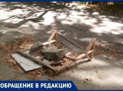 Дети и взрослые рискуют упасть в колодец рядом со школой №6 в Анапе
